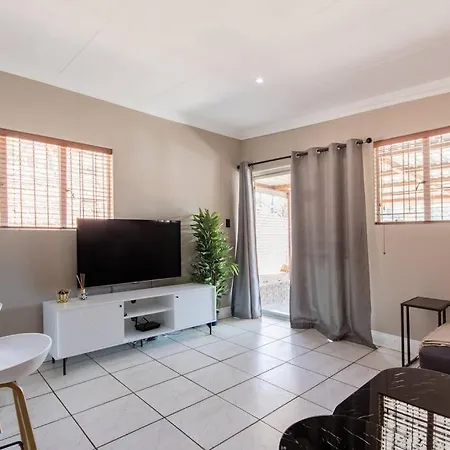 Beautiful And Modern Apartment Close To Menlyn Pretoria Exterior photo