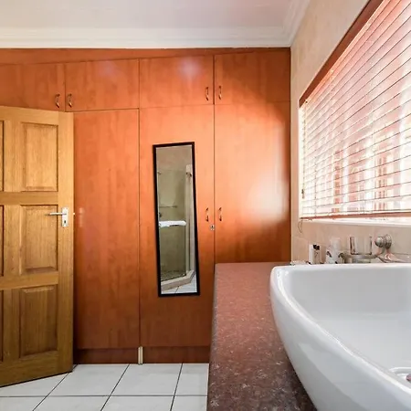 Beautiful And Modern Apartment Close To Menlyn Pretoria Exterior photo