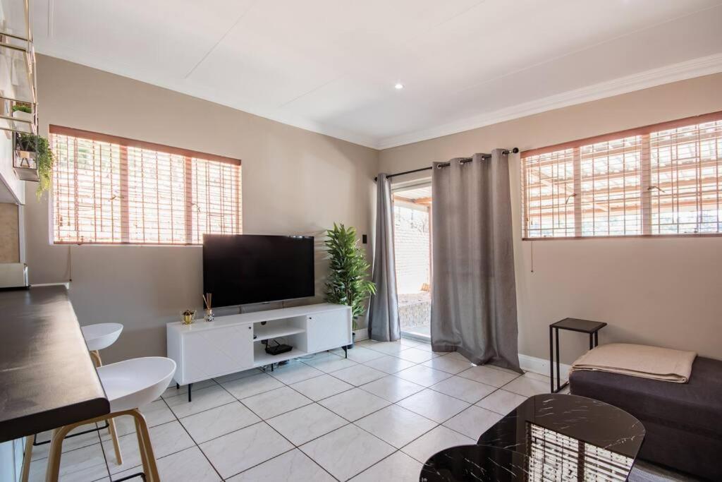 Beautiful And Modern Close To Menlyn